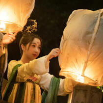 Xiao Lanhua (Love Between Fairy and Devil) holding a lantern